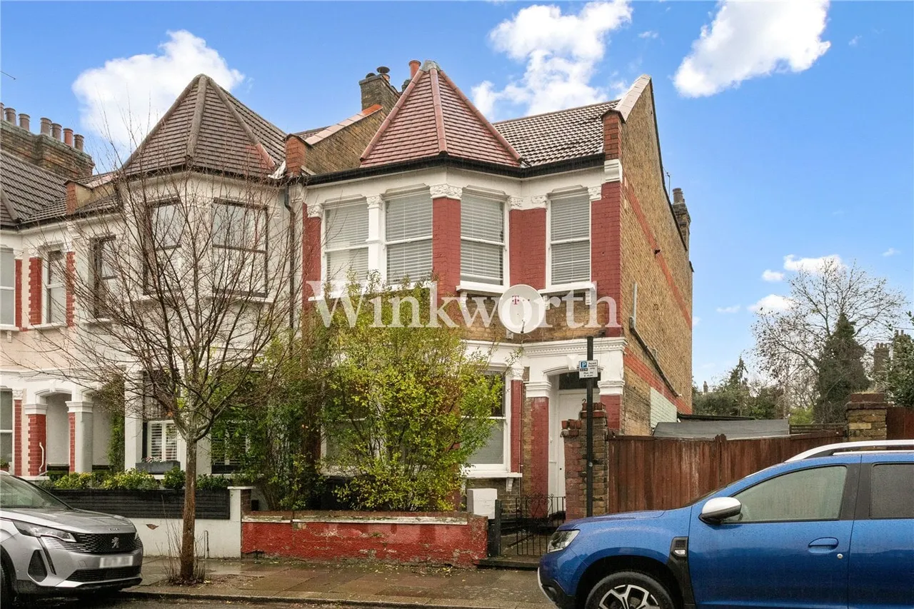 1 bed house for sale, Kirkstall Avenue, London, N17
