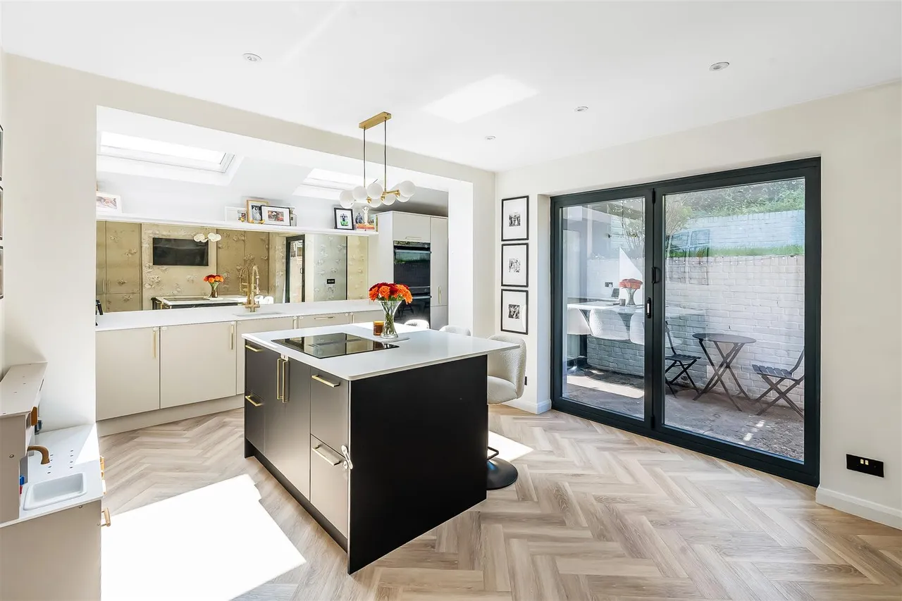 Vincent Lane, Dorking, RH4, photo 2