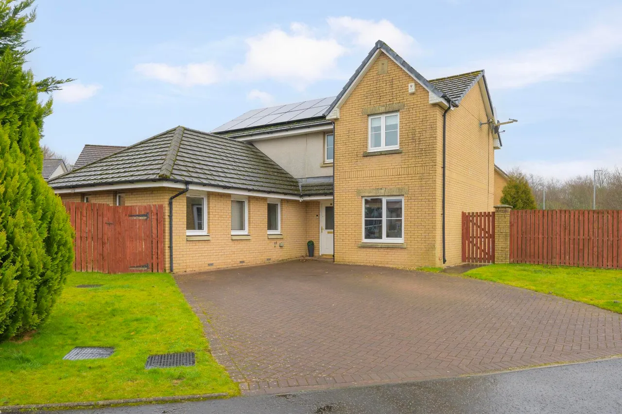5 bed house for sale — Honeysuckle Drive, Cumbernauld, G68 9GF