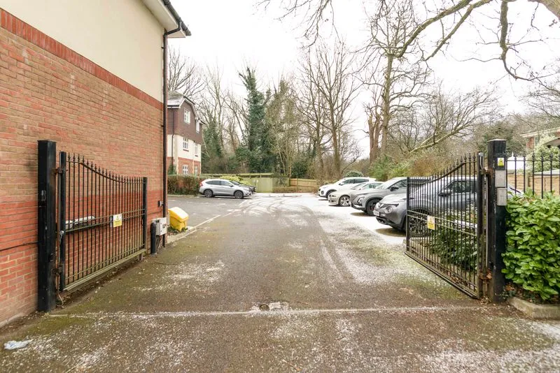 Brighton Road, Addlestone KT15 1PX, photo 9