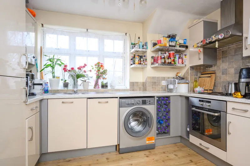 Brighton Road, Addlestone KT15 1PX, photo 2