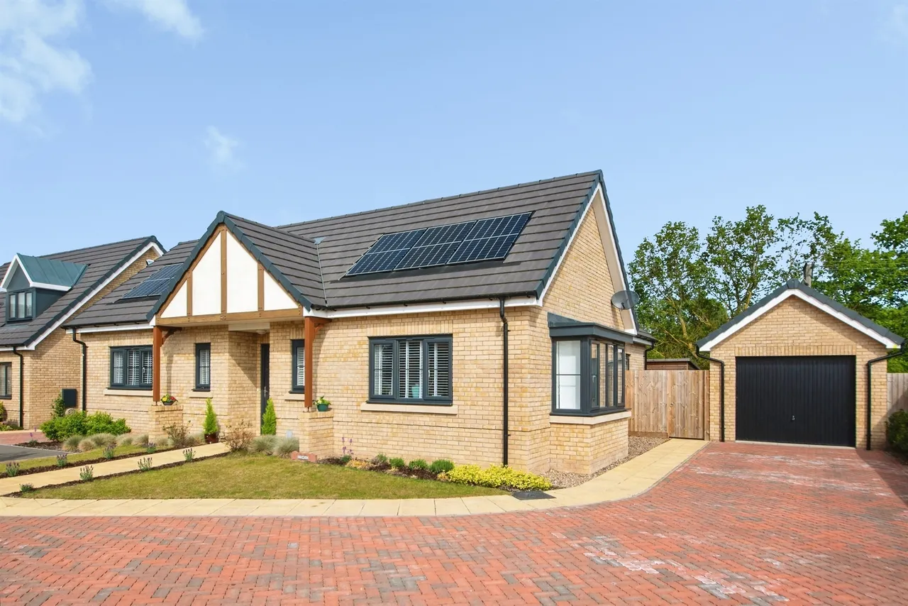 2 bed house for sale — Hotchkin Gardens, Woodhall Spa