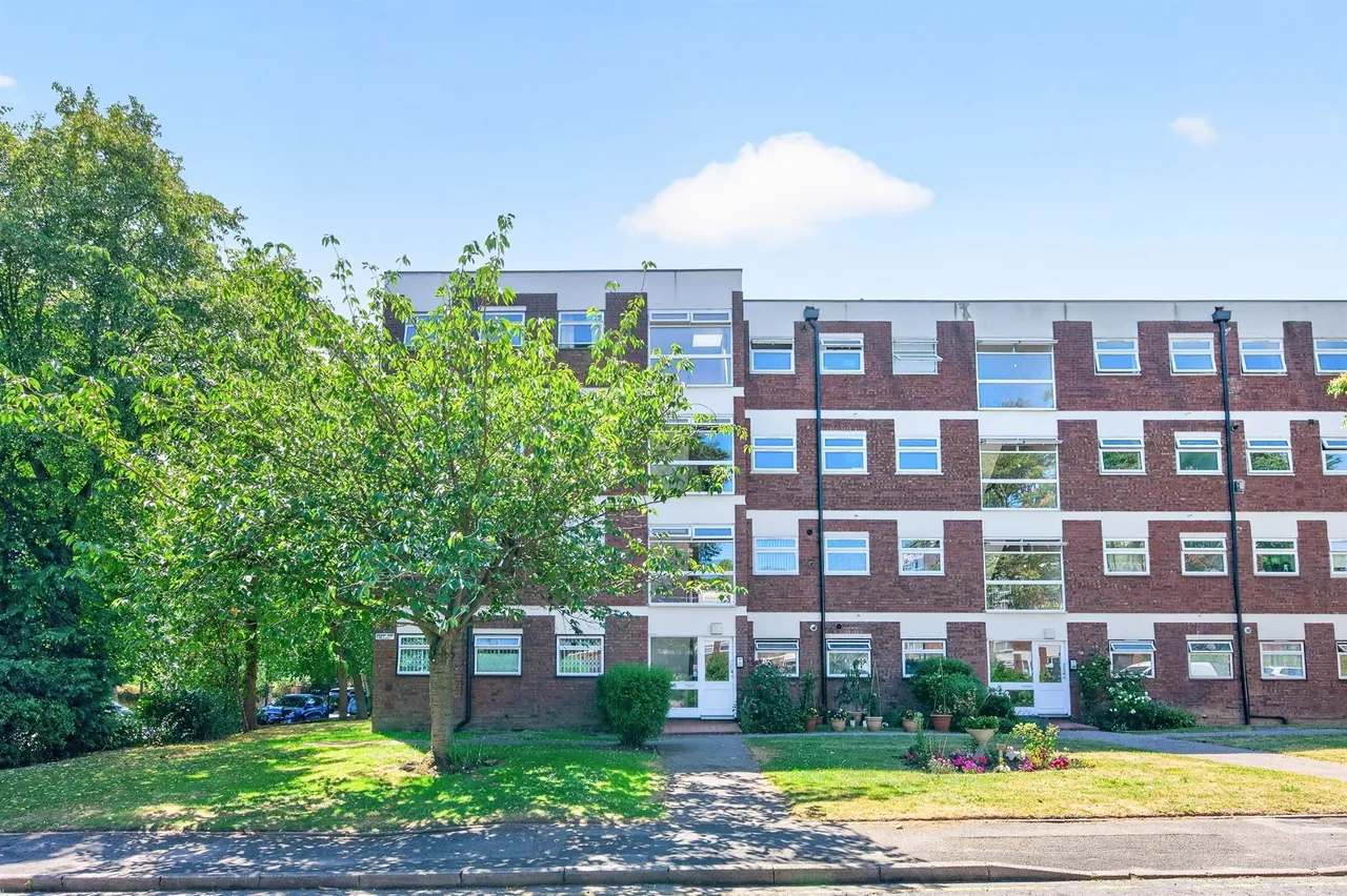 2 bed flat for sale — Pinewood Grove, London