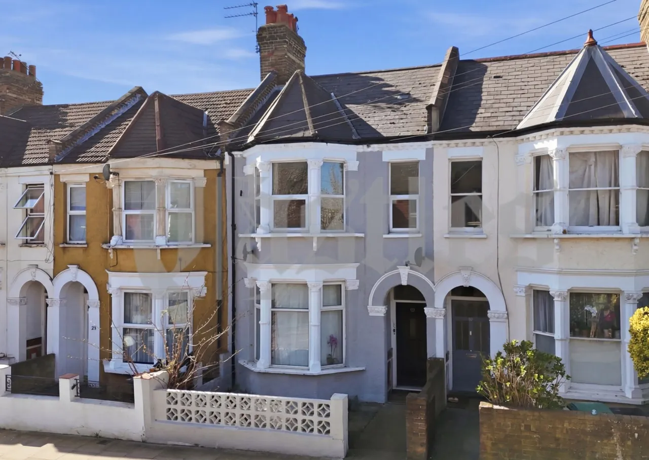 2 bed flat for sale, Fairbourne Road, London, N17