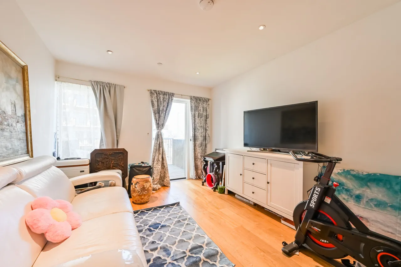 Flat 14, 23 Maud Street, London, photo 2