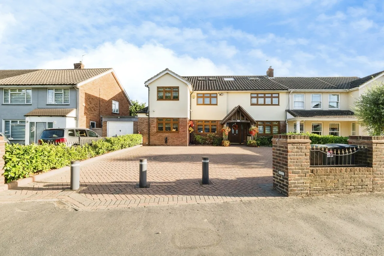 6 bed house for sale, Lambourne Road, Chigwell, IG7