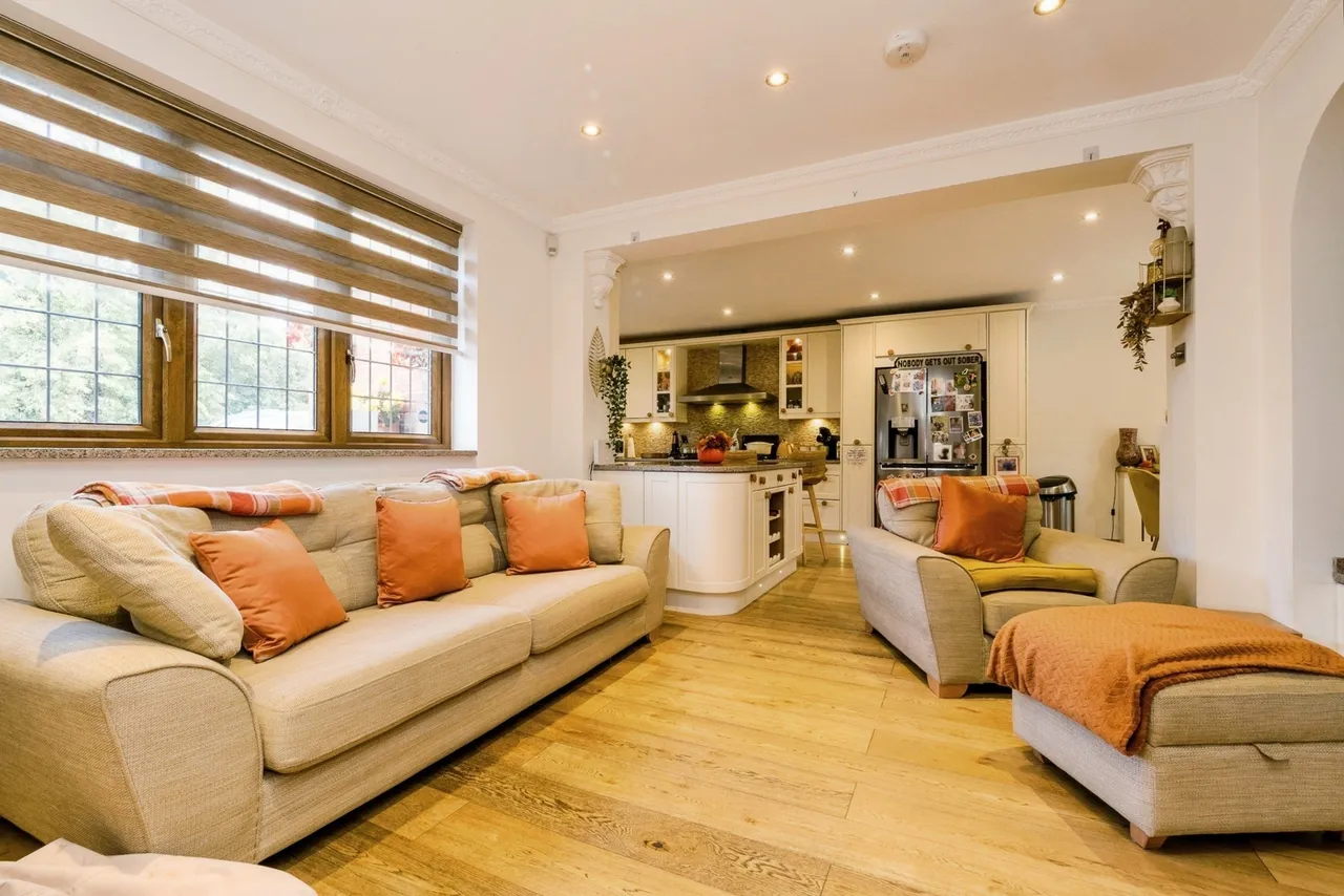 Lambourne Road, Chigwell, IG7, photo 3