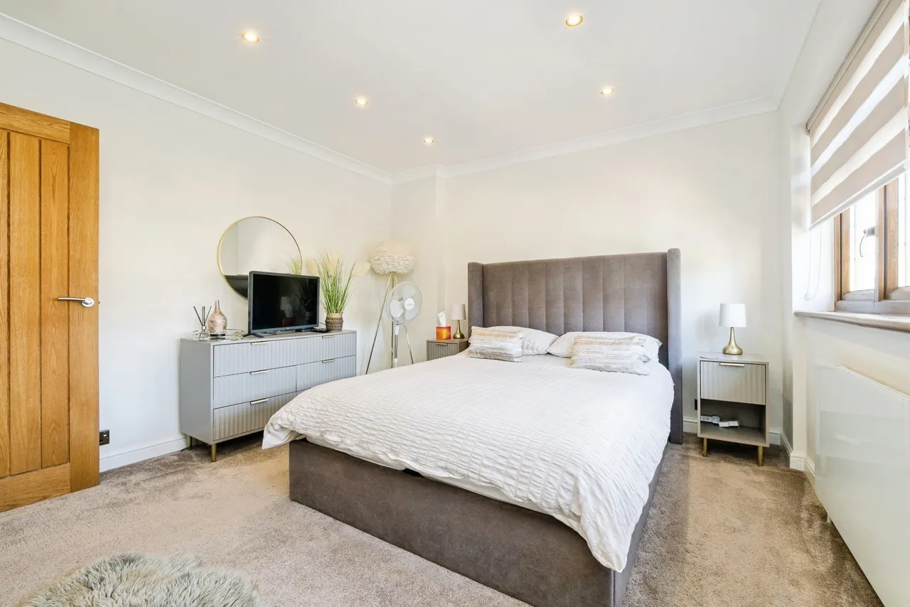 Lambourne Road, Chigwell, IG7, photo 17