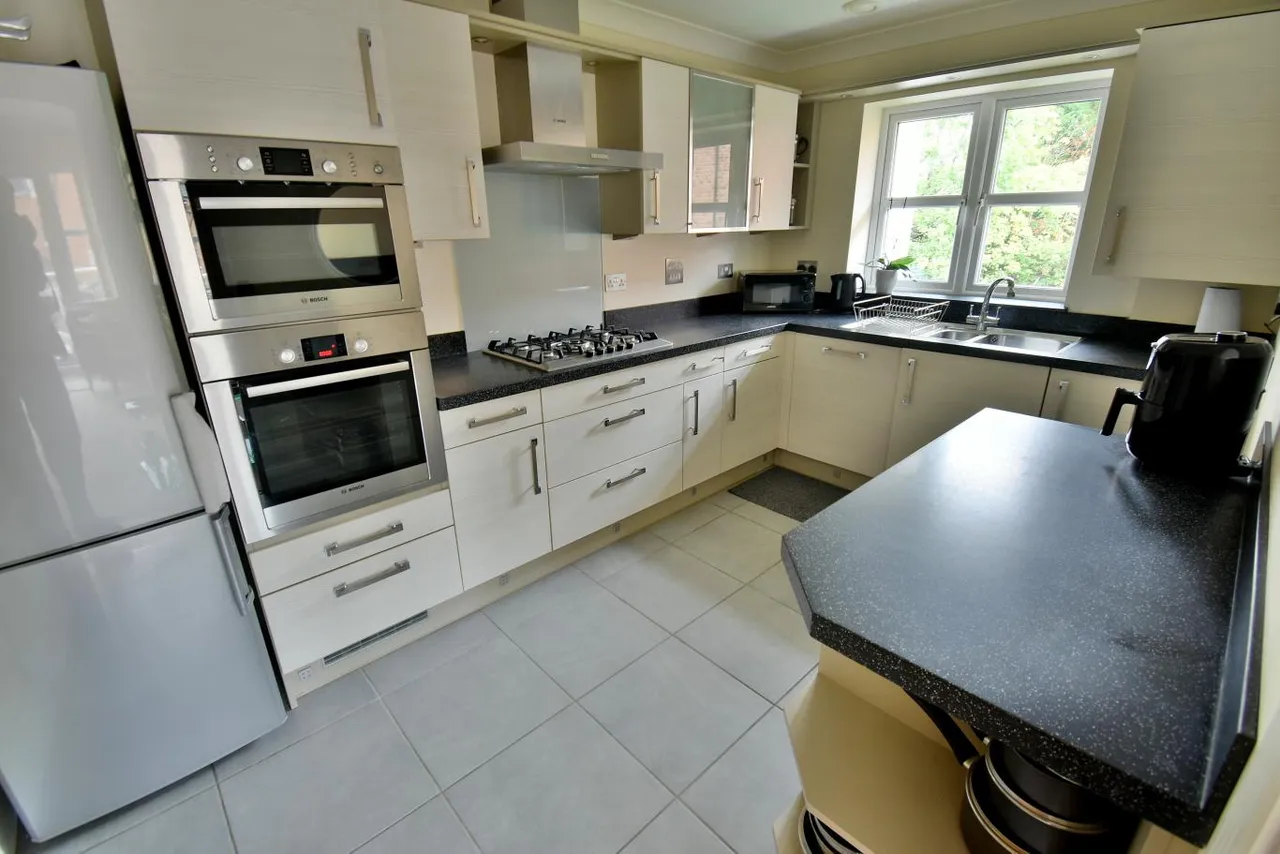 The Gables, BH22, photo 2