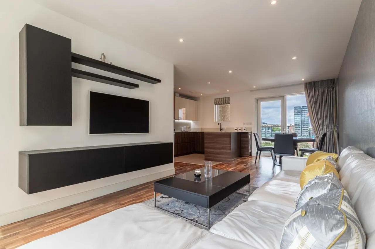 2 bed flat to rent, Horizon House, Battersea Reach, SW18