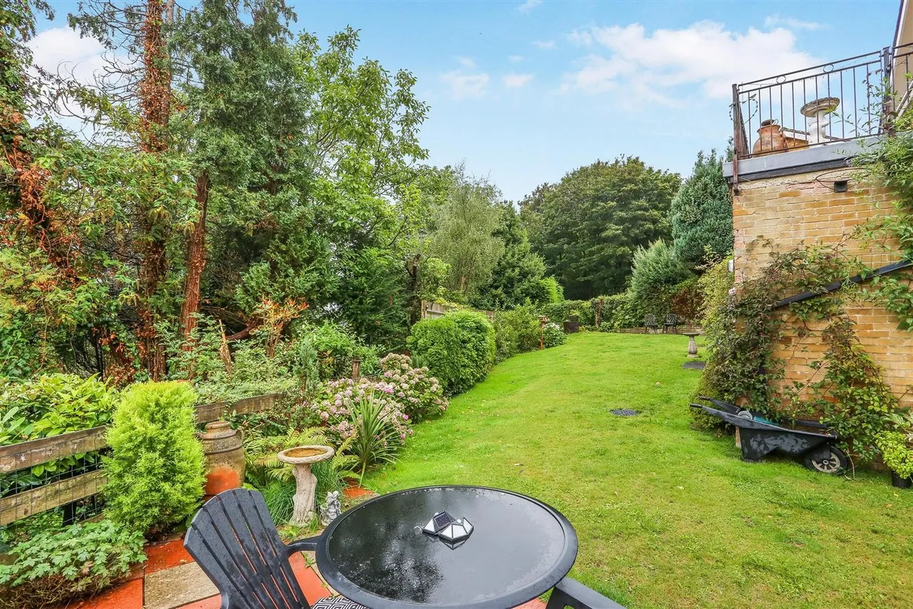 Burntwood Lane, Caterham, CR3, photo 31