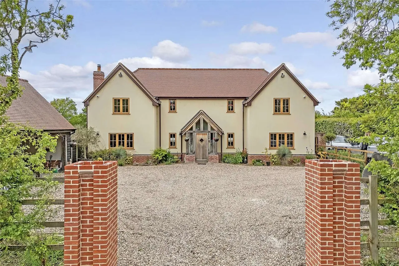 4 bed house for sale — Bishops Green, Barnston, Dunmow, Essex, CM6 1NF