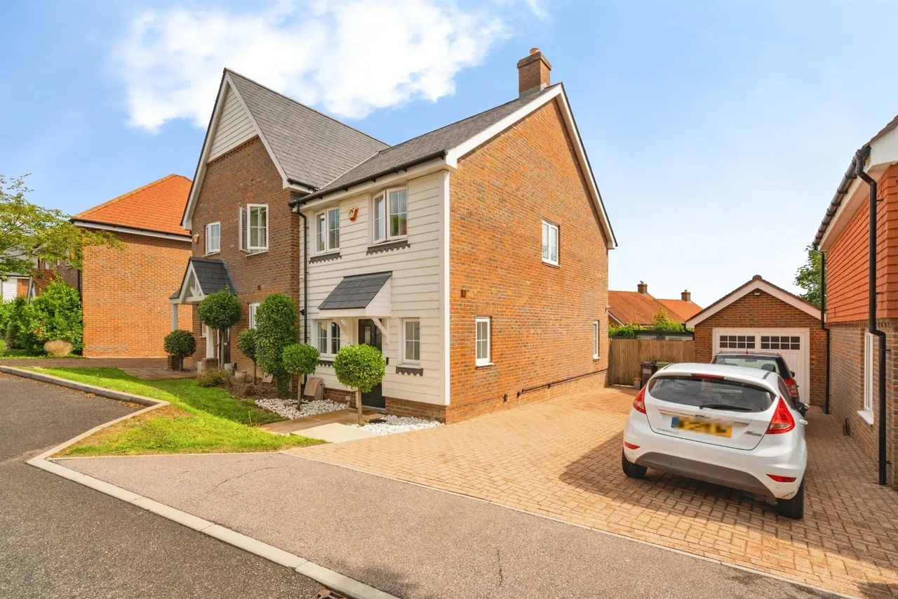 2 bed house for sale, Kingfisher Drive, Crowborough, TN6