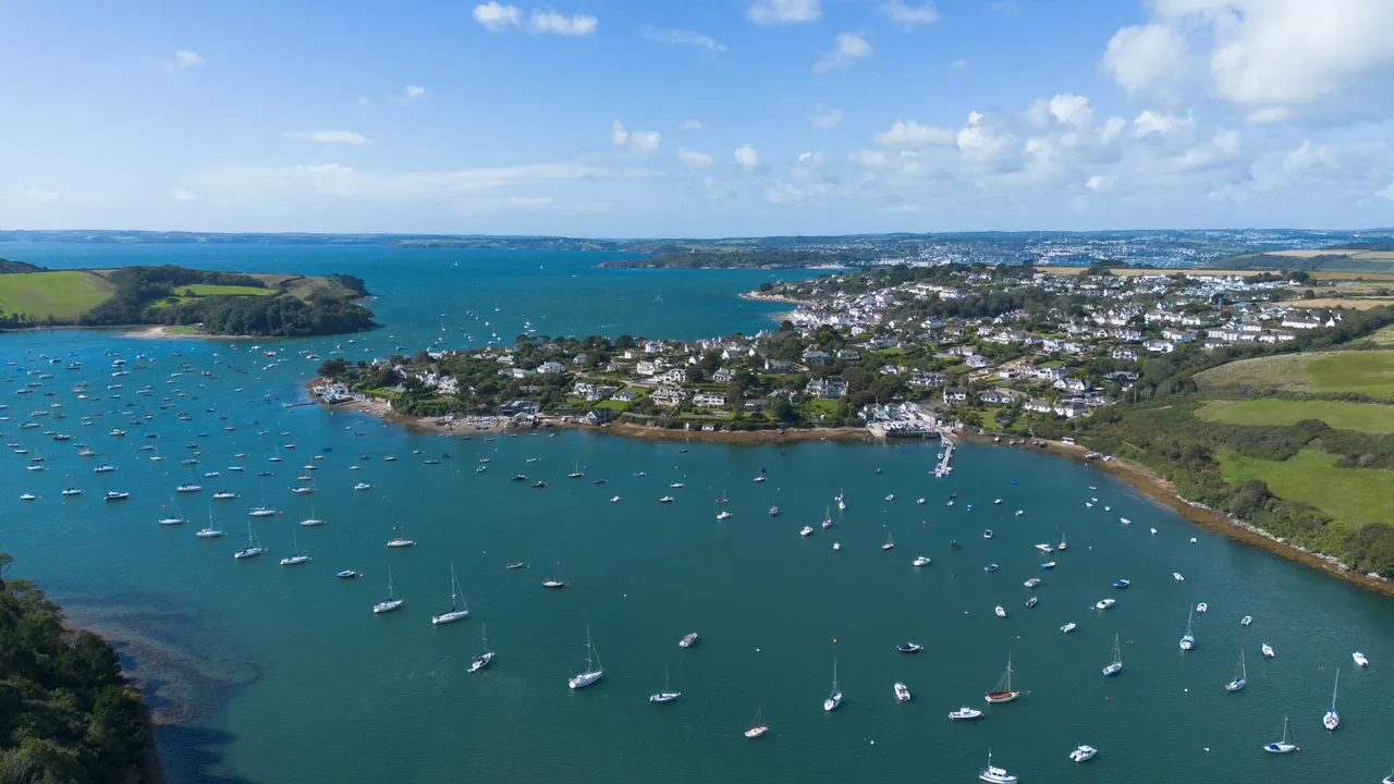 Discreetly Available, St Mawes, photo 2