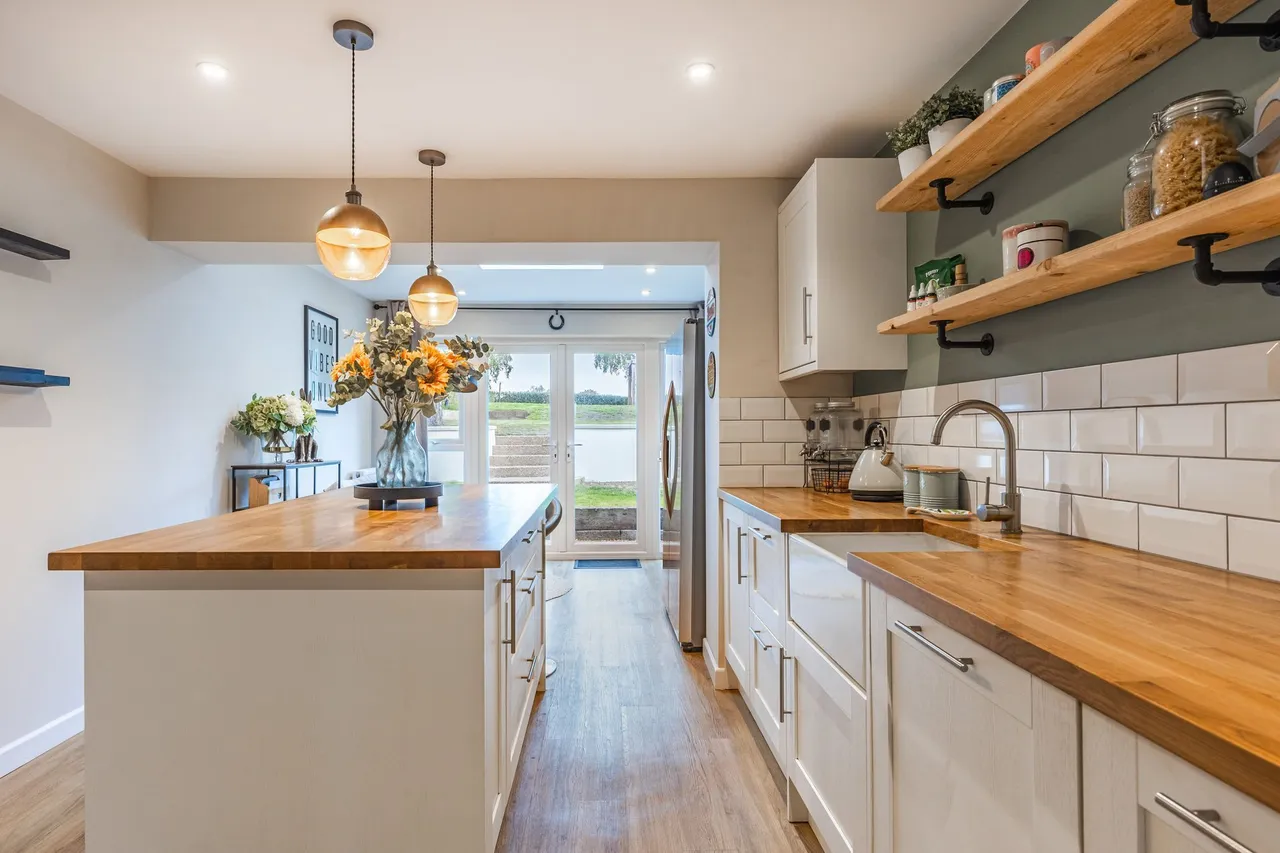 Chain Free Renovated Detached Bungalo, photo 9