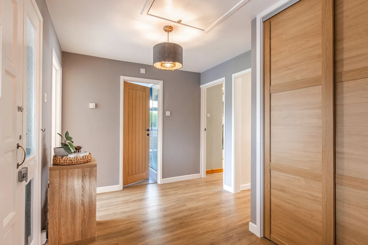 Chain Free Renovated Detached Bungalo, photo 10