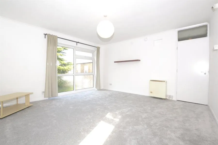 Woodcote Road, SM6, photo 4