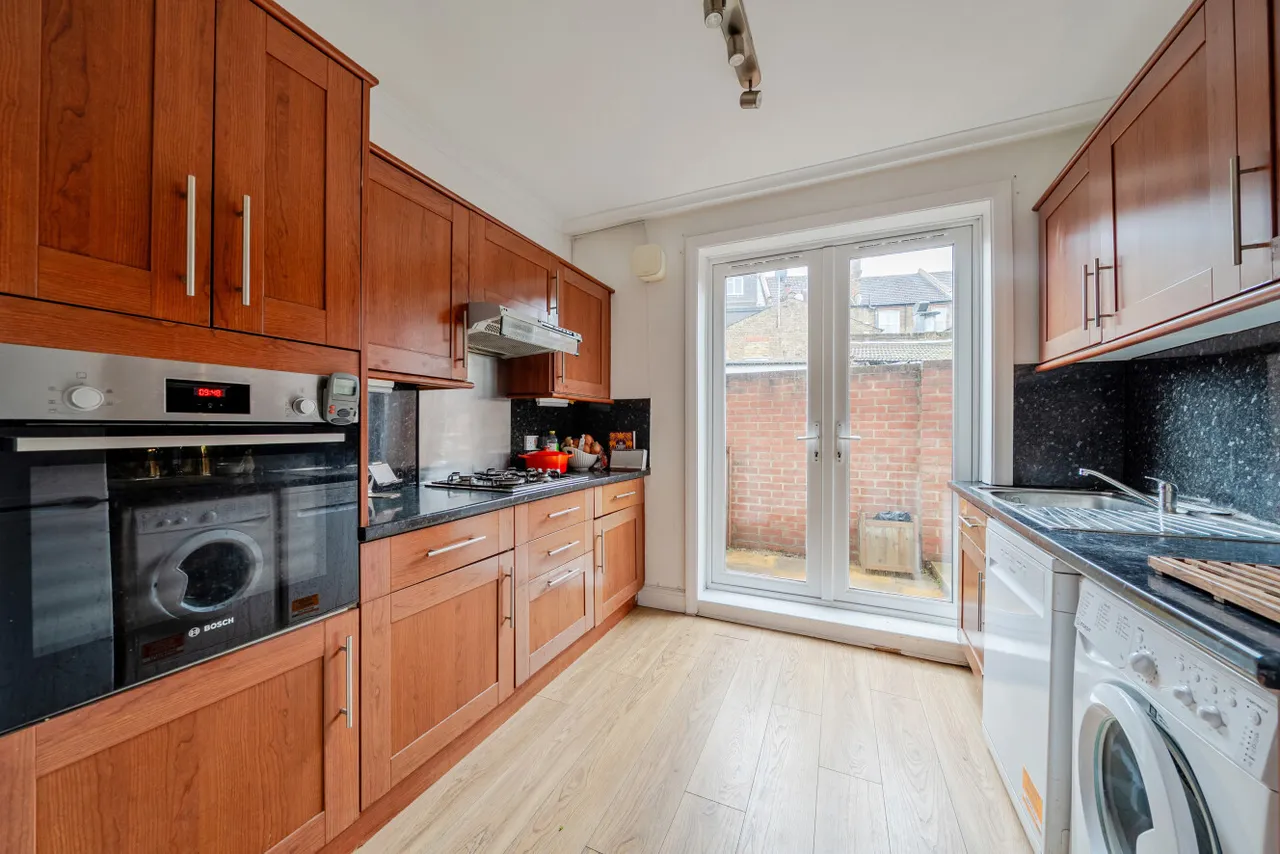 2 bed flat to rent, University Road, London, SW19