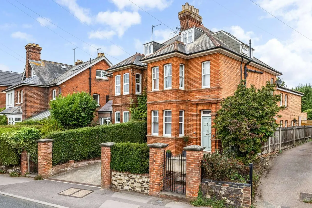 4 bed house for sale, Hale Road, Farnham, GU9