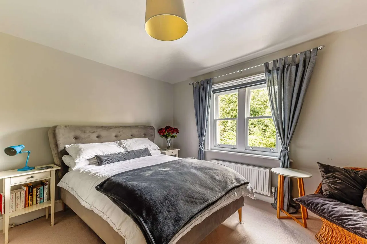 Hale Road, Farnham, GU9, photo 10