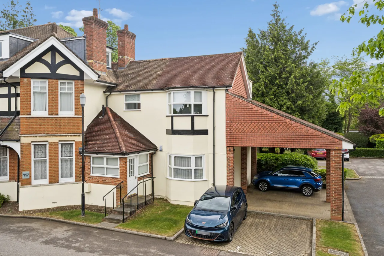 2 bed flat for sale — The Moorings Aldenham Road, Bushey, Bushey, WD23 2NR