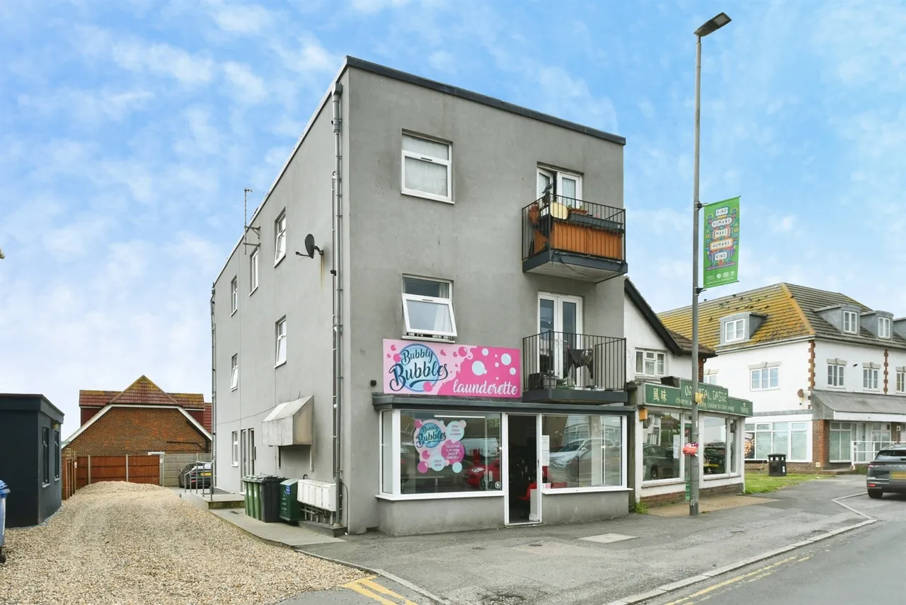10 bed flat for sale — South Coast Road, Peacehaven