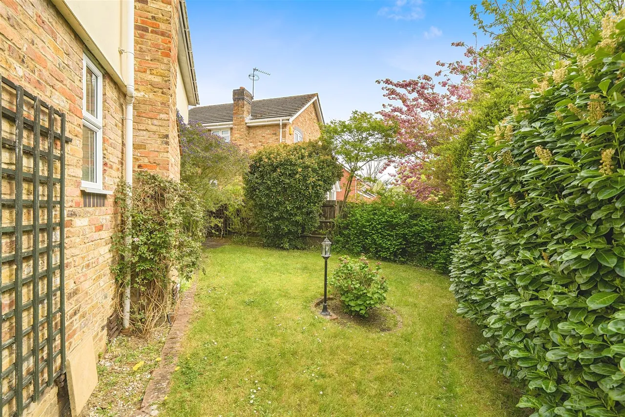 Irwin Close, Ickenham, UB10 8HA, photo 16