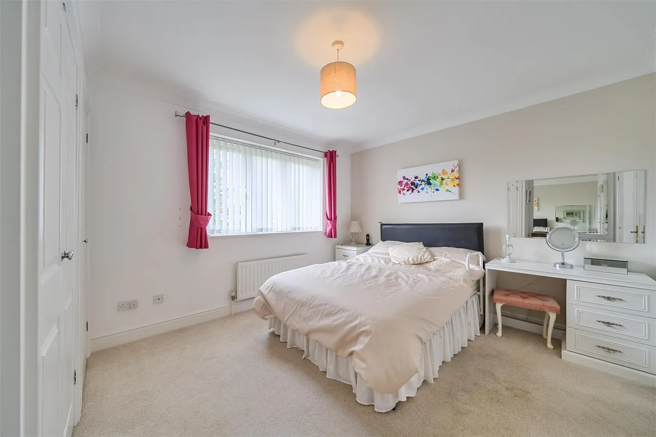 Irwin Close, Ickenham, UB10 8HA, photo 9
