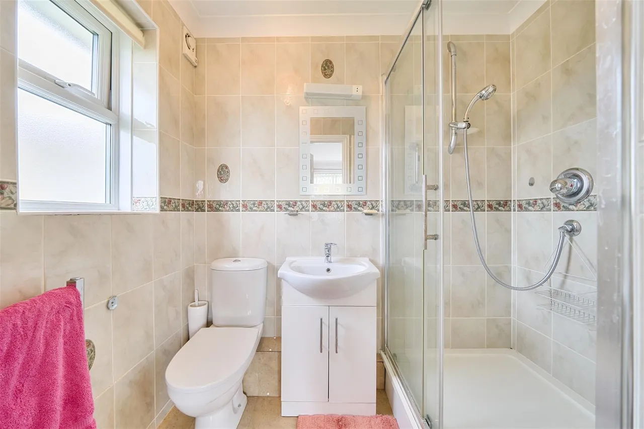 Irwin Close, Ickenham, UB10 8HA, photo 12