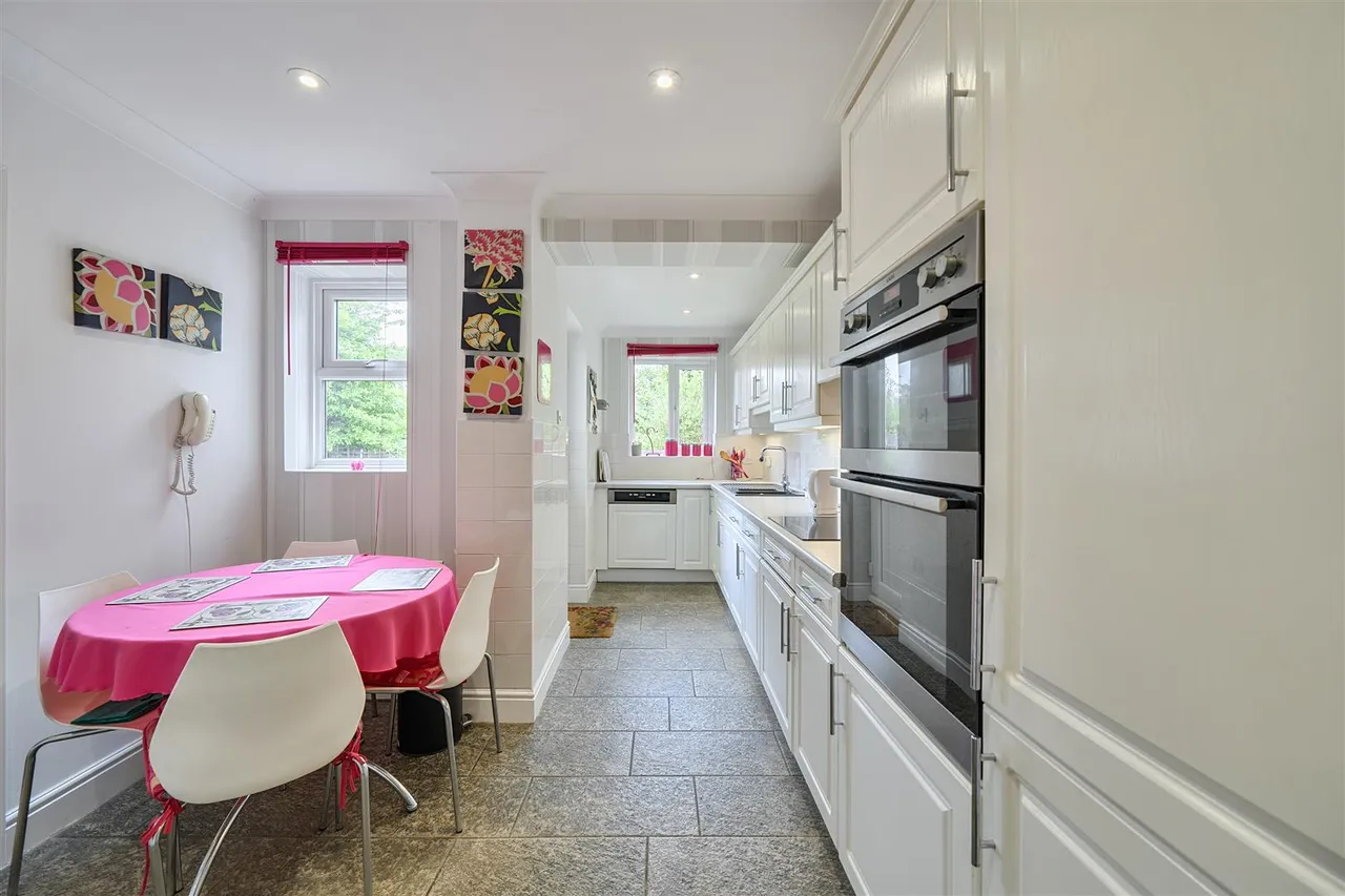 Irwin Close, Ickenham, UB10 8HA, photo 3