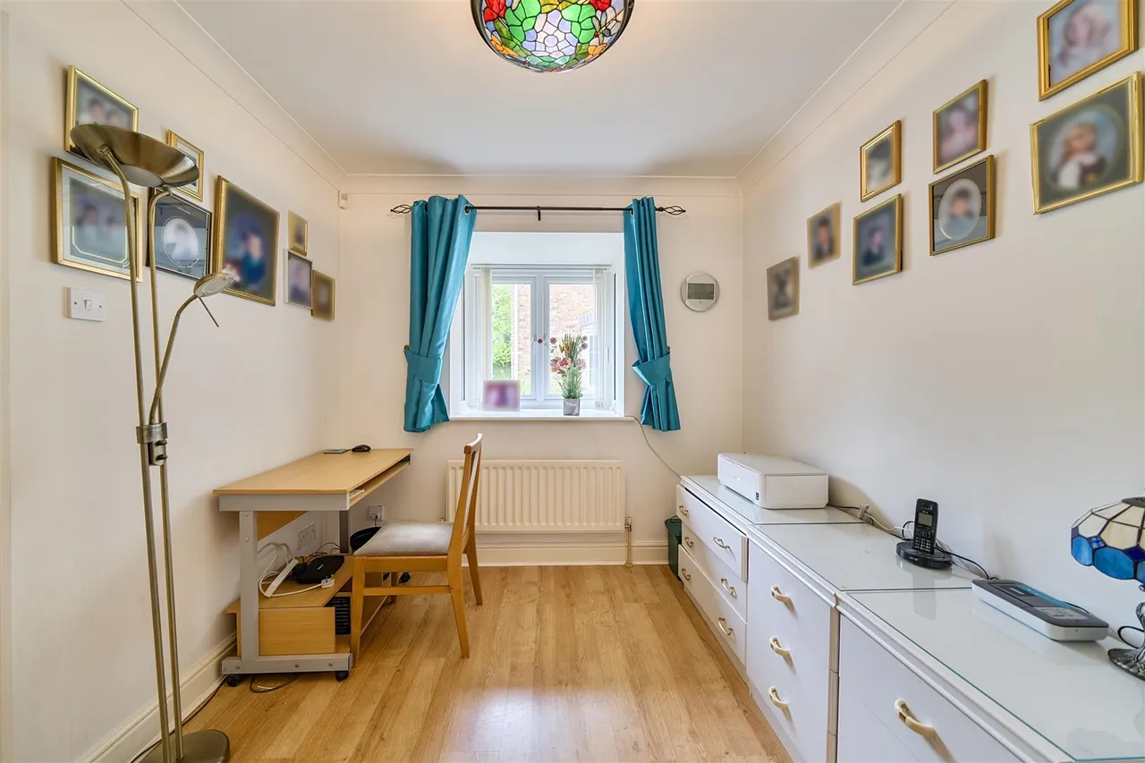 Irwin Close, Ickenham, UB10 8HA, photo 7