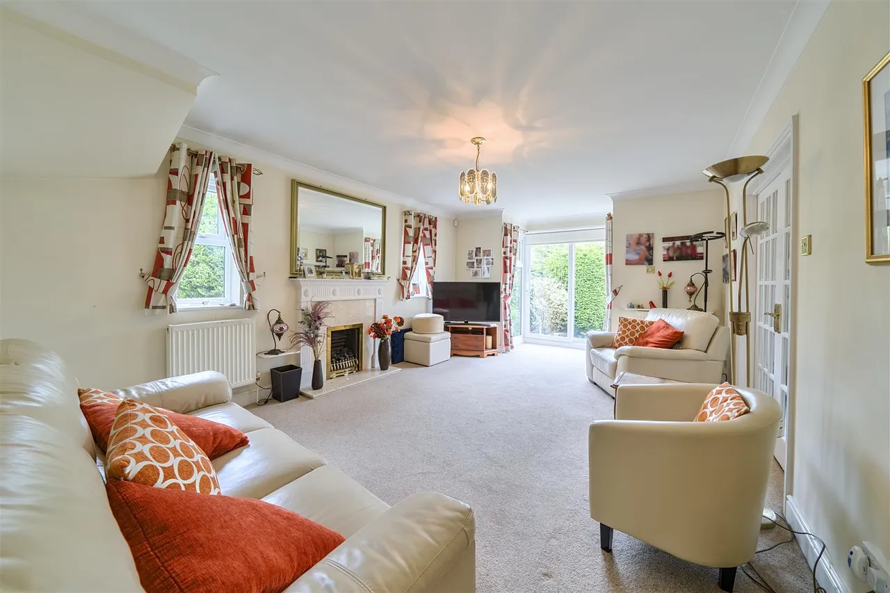 Irwin Close, Ickenham, UB10 8HA, photo 2