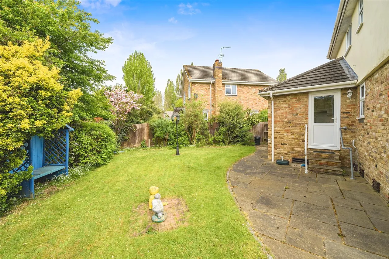 Irwin Close, Ickenham, UB10 8HA, photo 15