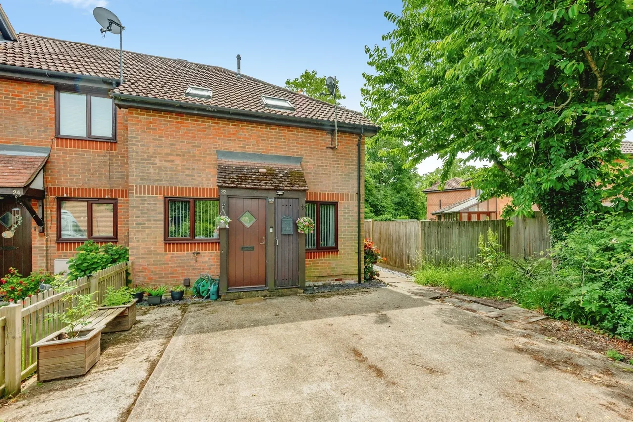1 bed house for sale — Carlton Tye, Horley
