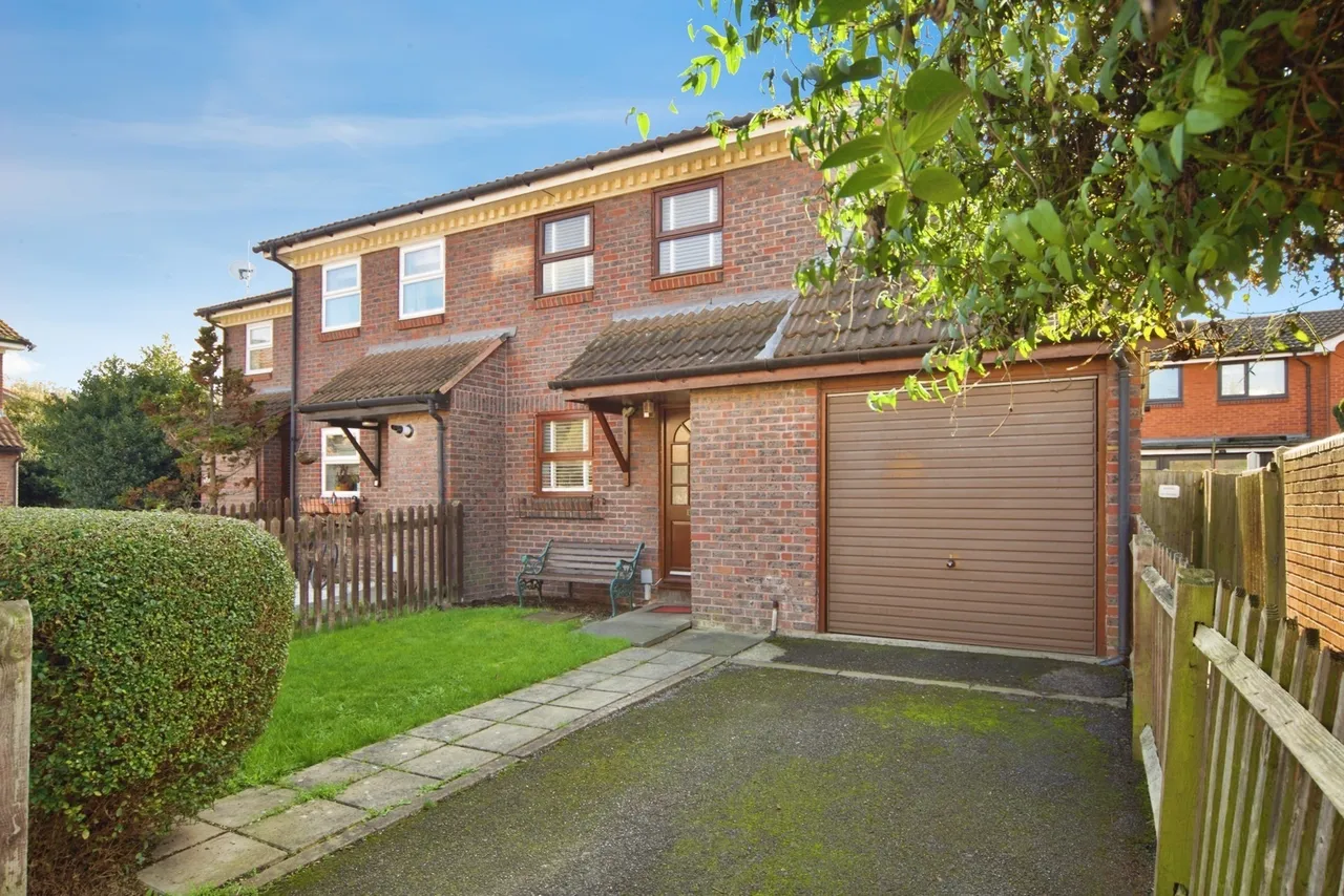 2 bed house for sale — Hickman Close, London, E16