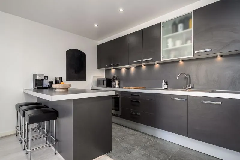 1 bed flat for sale — The Heart, Walton-On-Thames KT12 1GA