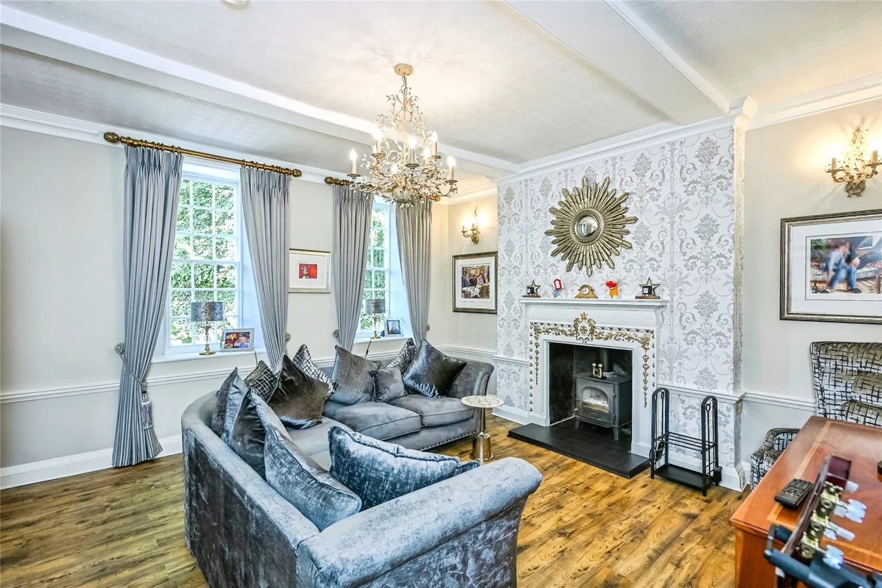 Church End, Hale Village, L24, photo 5
