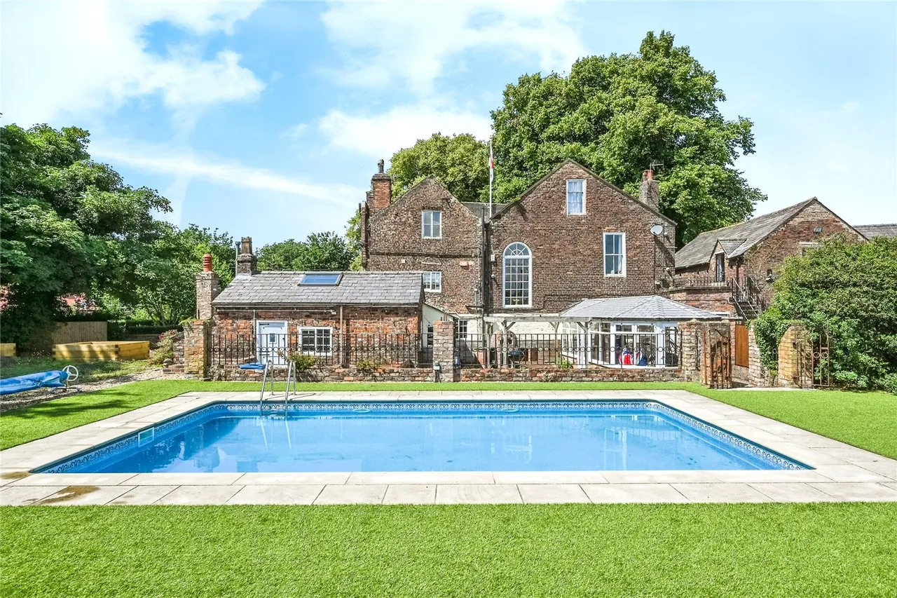 Church End, Hale Village, L24, photo 18