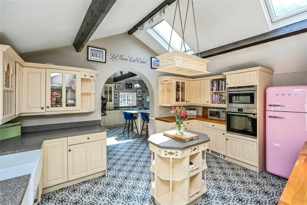 Church End, Hale Village, L24, photo 6