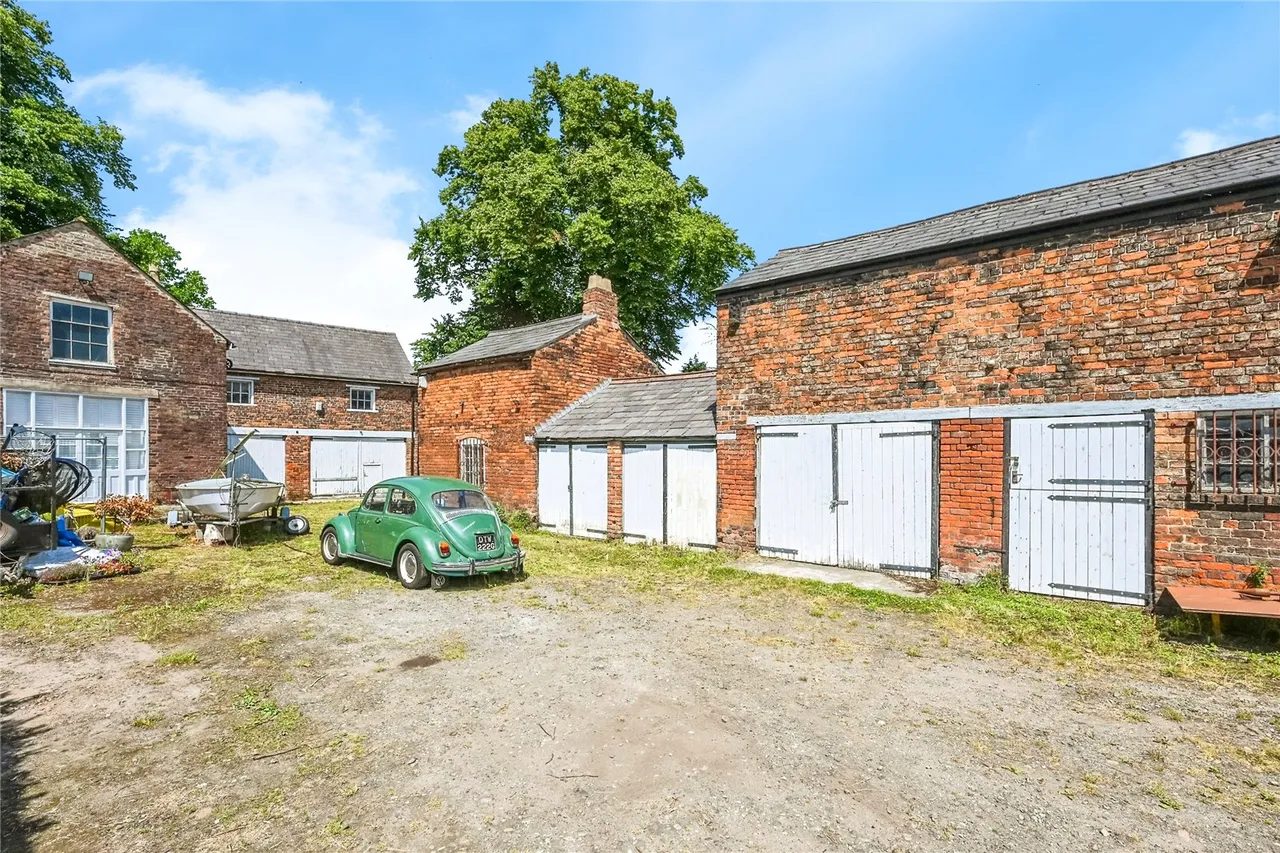 Church End, Hale Village, L24, photo 19