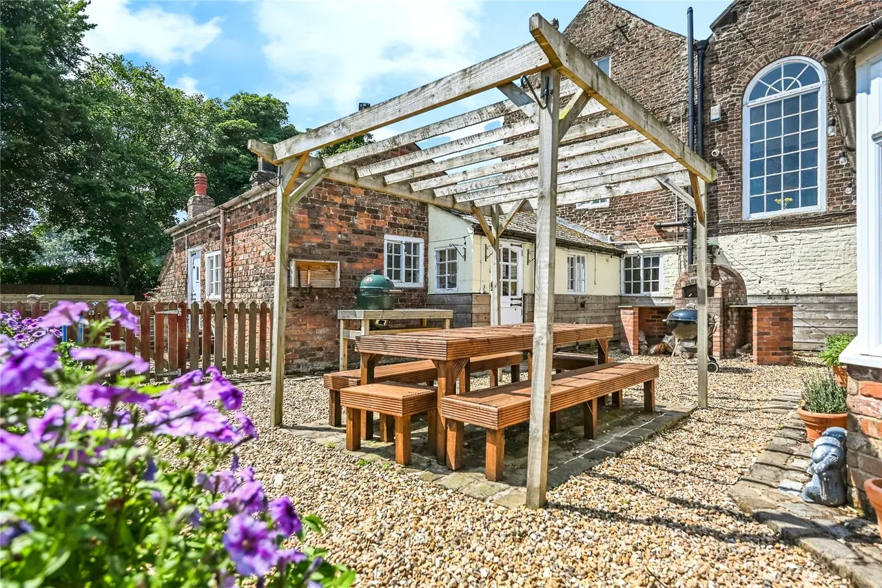 Church End, Hale Village, L24, photo 17