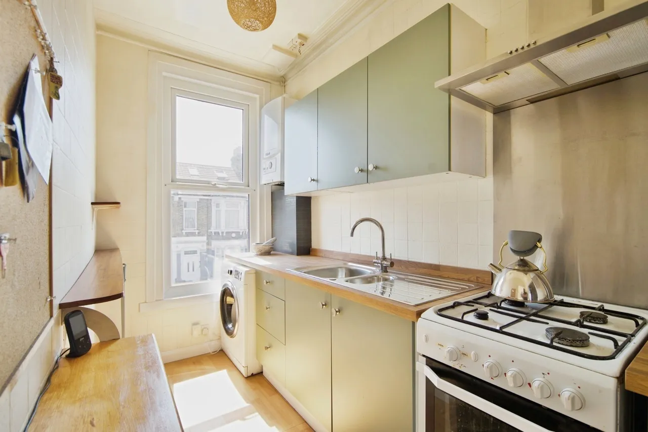 Warren Road, London, E10, photo 2