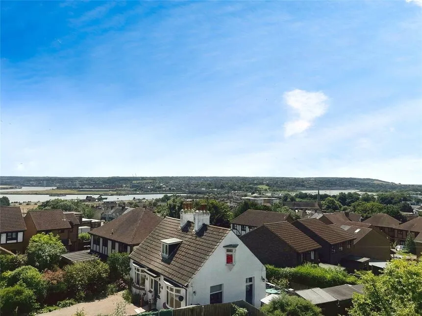2 bed flat to rent — Hillside Avenue, Strood, Kent, ME2