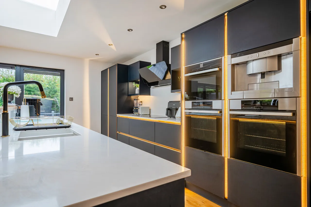 Salisbury Road, Marlborough, SN8, photo 3