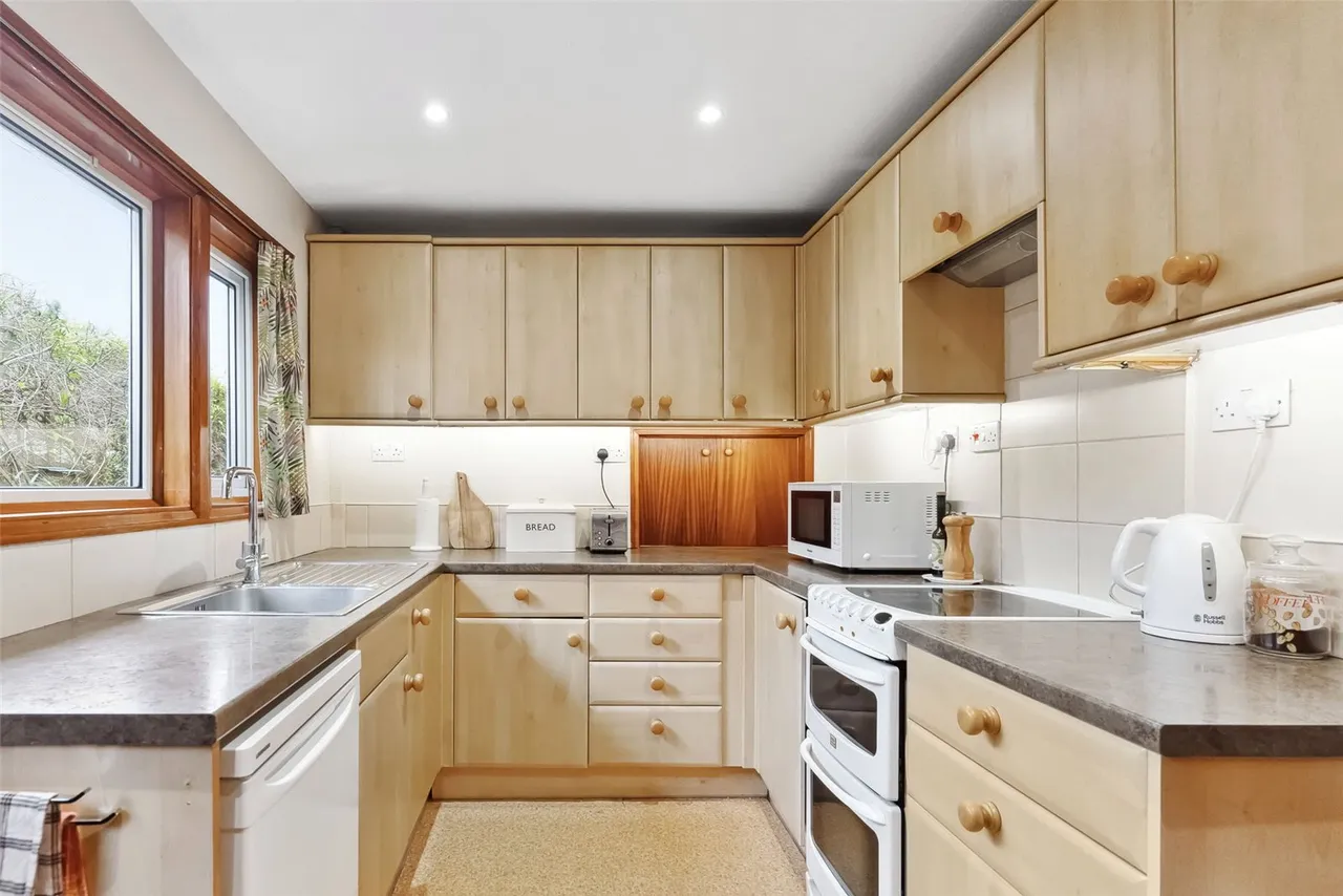 Old Farm Road, Hampton, TW12 3QT, photo 8
