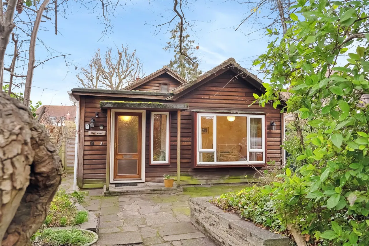 3 bed house for sale — Old Farm Road, Hampton, TW12 3QT