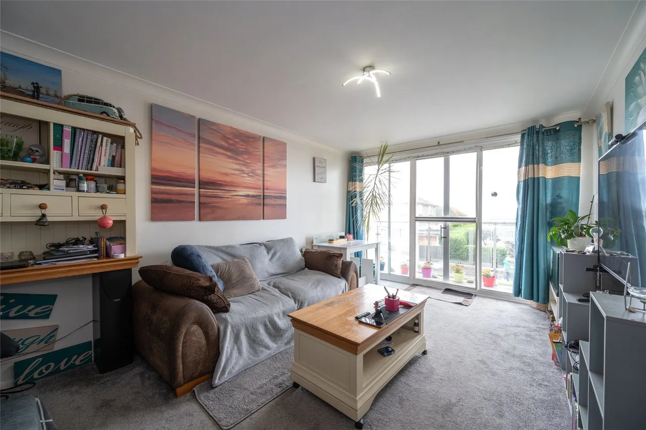 Bembridge Drive, Hayling Island, PO11, photo 2