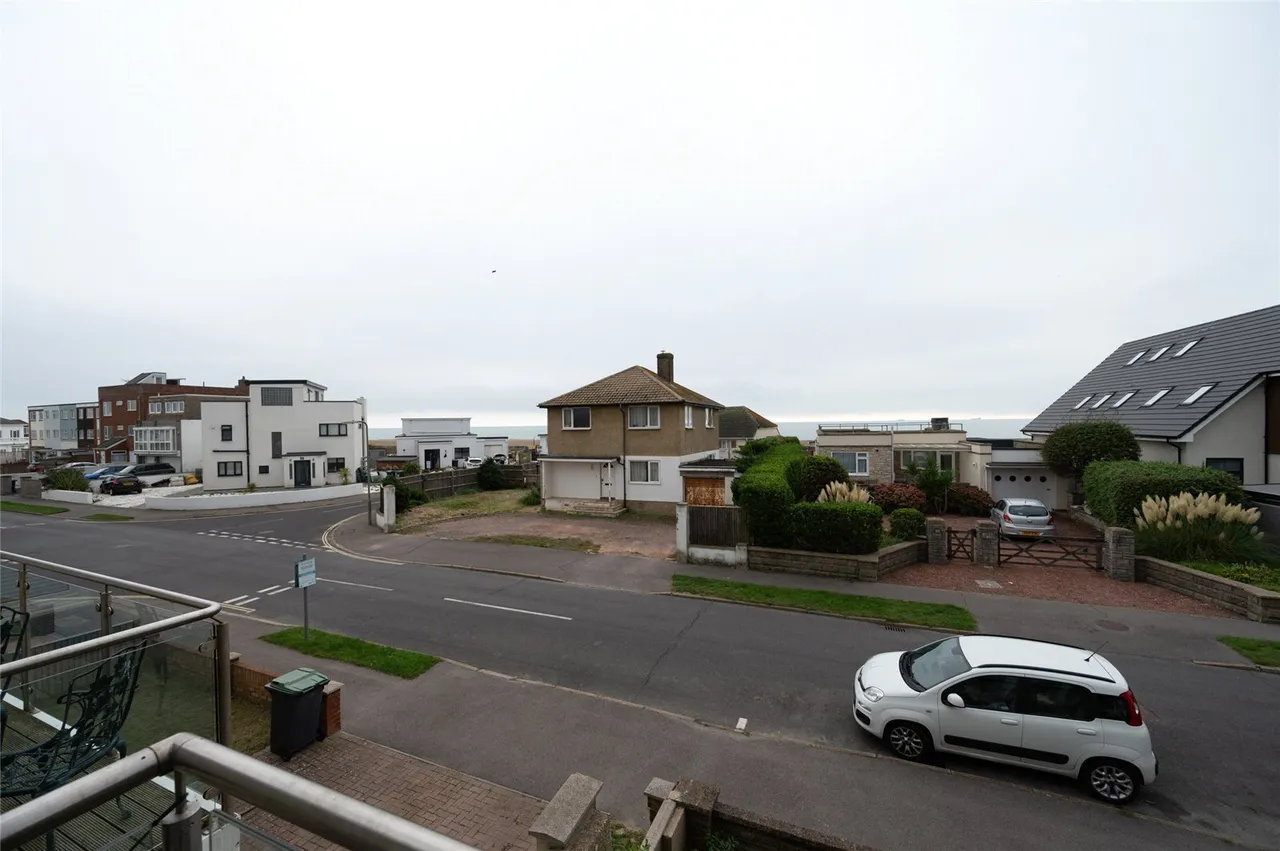 Bembridge Drive, Hayling Island, PO11, photo 12