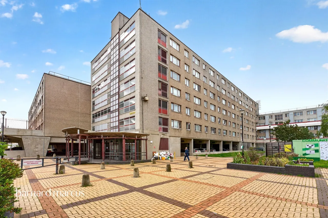2 bed flat for sale — Gloucester Road, London