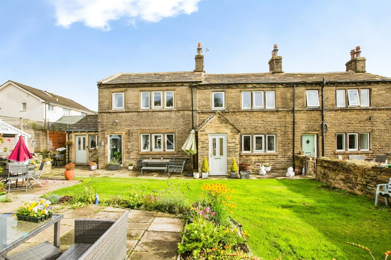 3 bed house for sale — Illingworth Road, Halifax